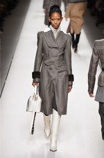 フェンディ 2018年秋冬コレクション - 現代女性は強く優しく生きることはできるのだろうか｜写真14