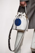 フェンディ 2018年秋冬コレクション - 現代女性は強く優しく生きることはできるのだろうか｜写真15