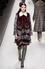 フェンディ 2018年秋冬コレクション - 現代女性は強く優しく生きることはできるのだろうか｜写真17