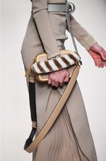 フェンディ 2018年秋冬コレクション - 現代女性は強く優しく生きることはできるのだろうか｜写真21