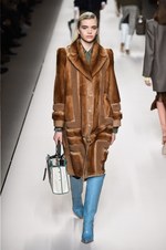 フェンディ 2018年秋冬コレクション - 現代女性は強く優しく生きることはできるのだろうか｜写真26