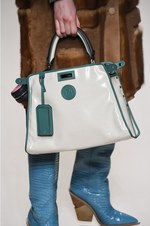 フェンディ 2018年秋冬コレクション - 現代女性は強く優しく生きることはできるのだろうか｜写真27