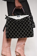 フェンディ 2018年秋冬コレクション - 現代女性は強く優しく生きることはできるのだろうか｜写真42