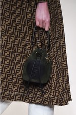フェンディ 2018年秋冬コレクション - 現代女性は強く優しく生きることはできるのだろうか｜写真50