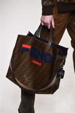 フェンディ 2018年秋冬コレクション - 現代女性は強く優しく生きることはできるのだろうか｜写真53