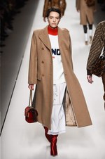 フェンディ 2018年秋冬コレクション - 現代女性は強く優しく生きることはできるのだろうか｜写真54
