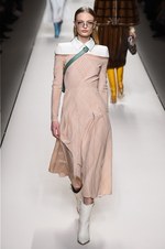 フェンディ 2018年秋冬コレクション - 現代女性は強く優しく生きることはできるのだろうか｜写真60