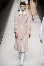 フェンディ 2018年秋冬コレクション - 現代女性は強く優しく生きることはできるのだろうか｜写真64