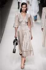 フェンディ 2018年秋冬コレクション - 現代女性は強く優しく生きることはできるのだろうか｜写真65