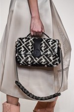 フェンディ 2018年秋冬コレクション - 現代女性は強く優しく生きることはできるのだろうか｜写真66