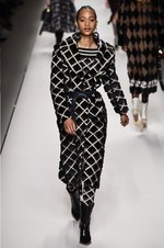 フェンディ 2018年秋冬コレクション - 現代女性は強く優しく生きることはできるのだろうか｜写真73