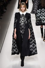 フェンディ 2018年秋冬コレクション - 現代女性は強く優しく生きることはできるのだろうか｜写真77
