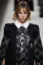 フェンディ 2018年秋冬コレクション - 現代女性は強く優しく生きることはできるのだろうか｜写真78