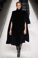 フェンディ 2018年秋冬コレクション - 現代女性は強く優しく生きることはできるのだろうか｜写真79