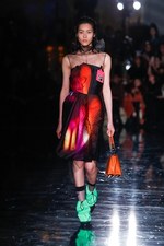 プラダ 2018年秋冬ウィメンズコレクション - パワーウーマンの心は実は繊細で純粋である｜写真3