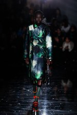 プラダ 2018年秋冬ウィメンズコレクション - パワーウーマンの心は実は繊細で純粋である｜写真14