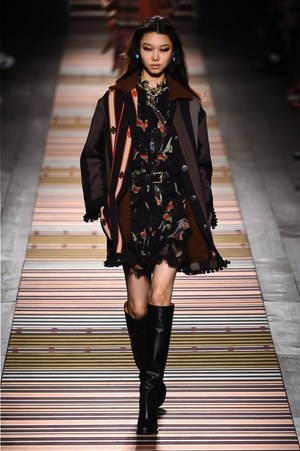 エトロ 18年秋冬コレクション 柄と柄のミックスを楽しむデコラティブ フォークフロア ファッションプレス エトロ 18年秋冬コレクション 柄と柄のミックスを楽しむデコラティブ フォークフロア ファッションプレス