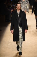 ロベルト カヴァリ 2018-19年秋冬コレクション - グラムロックの雰囲気を纏って｜写真12