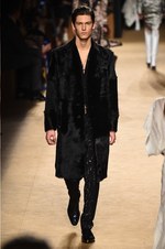 ロベルト カヴァリ 2018-19年秋冬コレクション - グラムロックの雰囲気を纏って｜写真15
