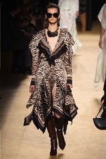 ロベルト カヴァリ 2018-19年秋冬コレクション - グラムロックの雰囲気を纏って｜写真16