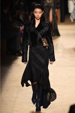 ロベルト カヴァリ 2018-19年秋冬コレクション - グラムロックの雰囲気を纏って｜写真24