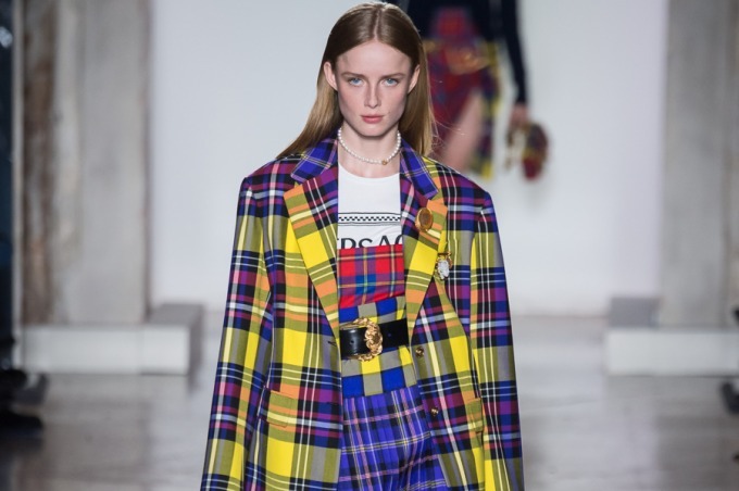 ヴェルサーチ 2018年秋冬コレクション - チェック柄で団結するヴェルサーチウーマン