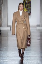 ヴェルサーチ 2018年秋冬コレクション - チェック柄で団結するヴェルサーチウーマン｜写真3