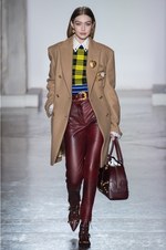 ヴェルサーチ 2018年秋冬コレクション - チェック柄で団結するヴェルサーチウーマン｜写真6