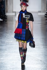 ヴェルサーチ 2018年秋冬コレクション - チェック柄で団結するヴェルサーチウーマン｜写真9