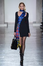 ヴェルサーチ 2018年秋冬コレクション - チェック柄で団結するヴェルサーチウーマン｜写真11