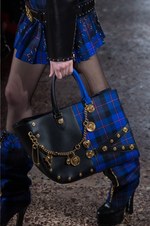 ヴェルサーチ 2018年秋冬コレクション - チェック柄で団結するヴェルサーチウーマン｜写真15