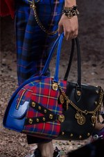 ヴェルサーチ 2018年秋冬コレクション - チェック柄で団結するヴェルサーチウーマン｜写真18