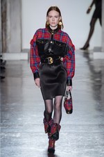 ヴェルサーチ 2018年秋冬コレクション - チェック柄で団結するヴェルサーチウーマン｜写真19