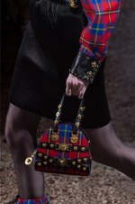 ヴェルサーチ 2018年秋冬コレクション - チェック柄で団結するヴェルサーチウーマン｜写真20