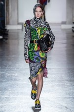 ヴェルサーチ 2018年秋冬コレクション - チェック柄で団結するヴェルサーチウーマン｜写真24