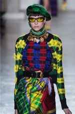 ヴェルサーチ 2018年秋冬コレクション - チェック柄で団結するヴェルサーチウーマン｜写真32