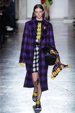 ヴェルサーチ 2018年秋冬コレクション - チェック柄で団結するヴェルサーチウーマン｜写真33