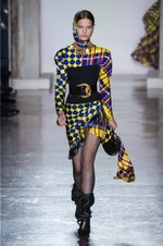 ヴェルサーチ 2018年秋冬コレクション - チェック柄で団結するヴェルサーチウーマン｜写真42