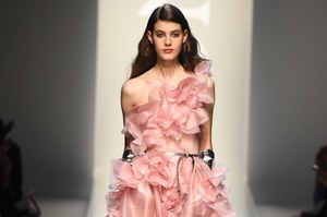 エルマンノ シェルヴィーノ 2018年秋冬コレクション - レディの優雅さの根源は柔らかで繊細な心