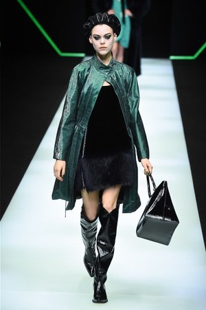エンポリオ アルマーニ 2018-19年秋冬コレクション - 漆黒に浮かぶ緑の光｜写真3