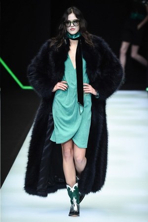 エンポリオ アルマーニ 2018-19年秋冬コレクション - 漆黒に浮かぶ緑の光｜写真4