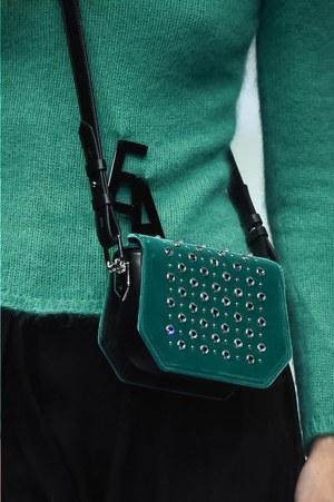 エンポリオ アルマーニ 2018-19年秋冬コレクション - 漆黒に浮かぶ緑の光｜写真23