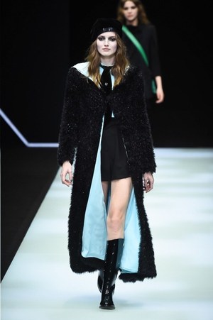 エンポリオ アルマーニ 2018-19年秋冬コレクション - 漆黒に浮かぶ緑の光｜写真26