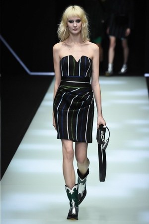 エンポリオ アルマーニ 2018-19年秋冬コレクション - 漆黒に浮かぶ緑の光｜写真53
