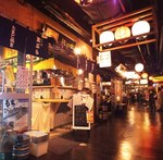 最大3日間飲み放題が続く「はしご酒」六本木横丁で、約20店舗を自由に飲み歩き｜写真1