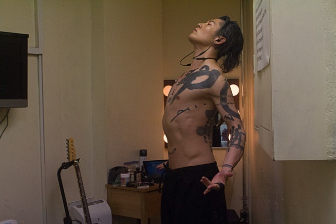 ギタリストMIYAVIの写真展が原宿・ブックマークにて開催、15年に及ぶ東京ライブの軌跡|写真5