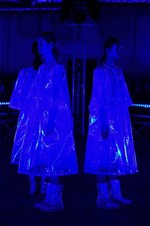 アンリアレイジ 2018-19年秋冬コレクション - 光が露わにするのは実像か虚像か｜写真1