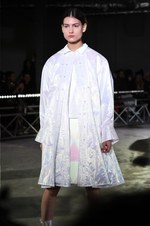 アンリアレイジ 2018-19年秋冬コレクション - 光が露わにするのは実像か虚像か｜写真34