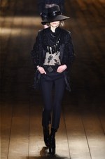 サンローラン 2018-19年秋冬コレクション - パリの冬空に放たれた漆黒のコード｜写真4