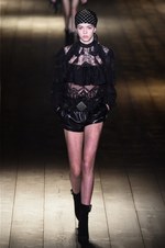 サンローラン 2018-19年秋冬コレクション - パリの冬空に放たれた漆黒のコード｜写真5